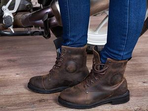 Sepatu Kulit Tetap Kece Habis Kena Hujan, Ini Caranya