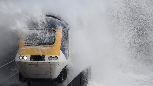 Foto: Ngeri! Ada Kereta Api Diterjang Badai di Inggris