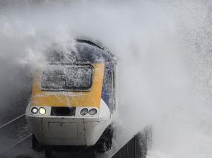 Foto: Ngeri! Ada Kereta Api Diterjang Badai di Inggris