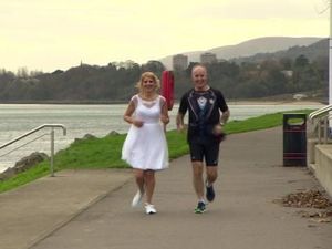 Foto: Pasangan Ini Rayakan Pernikahannya Sambil Lari Maraton Foto: Pasangan Ini Rayakan Pernikahannya Sambil Lari Maraton