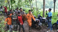 Foto: Evakuasi 2 Korban Longsor di Kulon Progo