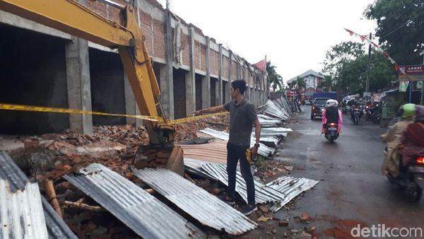 FOTO: Dua Pekerja Stadion di Kota Blitar Tertimpa Tembok