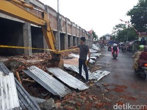 FOTO: Dua Pekerja Stadion di Kota Blitar Tertimpa Tembok FOTO: Dua Pekerja Stadion di Kota Blitar Tertimpa Tembok