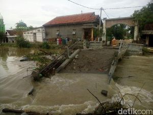 Jembatan di Lamongan Ambruk Tergerus Arus Sungai Jembatan di Lamongan Ambruk Tergerus Arus Sungai