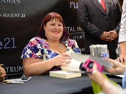 Penulis City of Bones Cassandra Clare Tulis Dua Buku