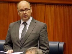 Palsukan Gelar, Anggota Parlemen Australia Barat Mundur