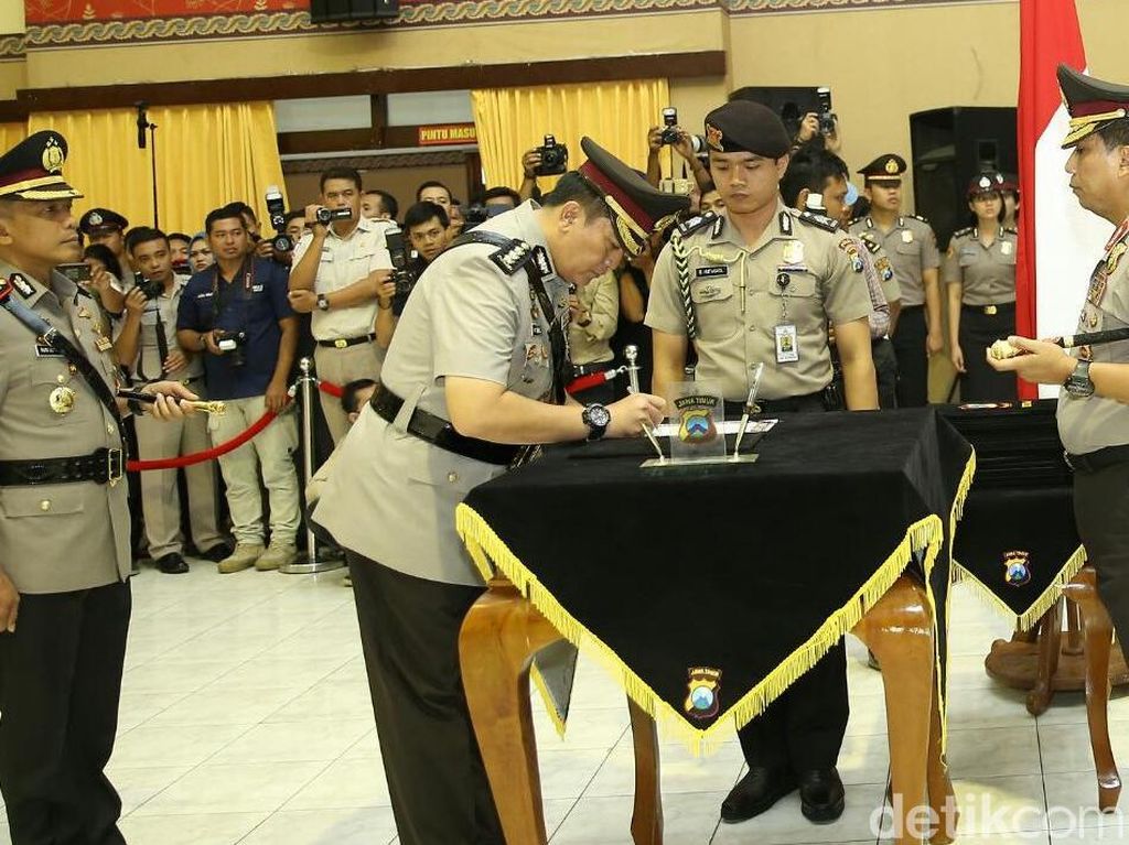 17 Jabatan di Jajaran Polda Jatim Diserahterimakan 17 Jabatan di Jajaran Polda Jatim Diserahterimakan
