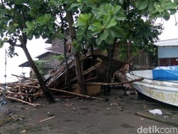 Aksi Sigap Tim Destana Citepus Atasi Amukan Ombak Palabuanratu