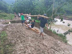 Jembatan Diterjang Banjir, Warga di Dusun Wunut Bantul Terisolir