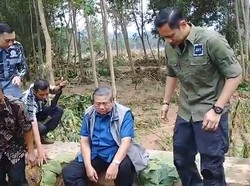 Kompak! SBY dan Mas Agus Blusukan Kunjungi Korban Banjir Pacitan