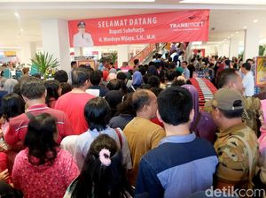 Ramai, Warga Berbondong-bondong ke Transmart Sukoharjo