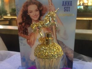 Anna Sui Rilis Parfum Berbentuk Unicorn Emas Anna Sui Rilis Parfum Berbentuk Unicorn Emas