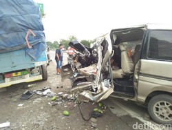 Minibus Seruduk Truk Parkir Hancur, 5 Orang Selamat