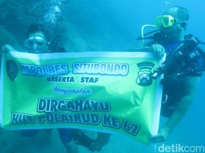 Di Bawah Laut, Penyelam Polres Situbondo Ucapkan HUT Polairud