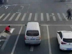 Demi Cepat Sampai di Kantor, Pria China Ubah Rambu Lalu Lintas
