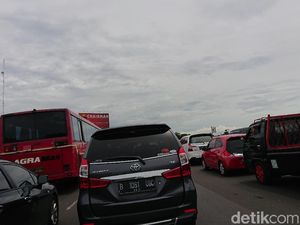 Tol Cikampek Macet Parah!