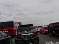 Tol Cikampek Macet Parah!