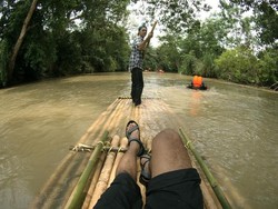 Libur Panjang Kali Ini, Ayo Main Rafting Pakai Bambu di Lampung