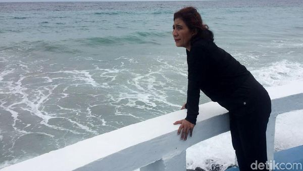 Sambil Senam, Susi Nikmati Debur Ombak Pantai Sabang