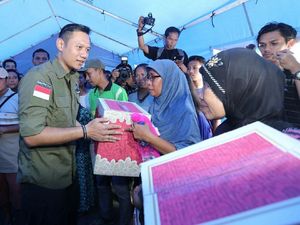 Gerilya AHY Bantu Korban Banjir Pacitan Hingga ke Desa Gerilya AHY Bantu Korban Banjir Pacitan Hingga ke Desa