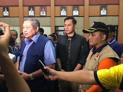 Aksi SBY Sambangi Korban Banjir Pacitan Bersama AHY dan Ibas