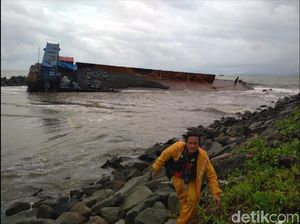 Kapal Tongkang Terdampar di Cipatuguran Palabuanratu Kapal Tongkang Terdampar di Cipatuguran Palabuanratu