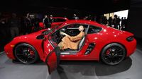 Anggunnya Sharapova di Dalam Porsche Merah