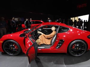Anggunnya Sharapova di Dalam Porsche Merah