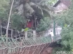 Miris, Korban Banjir ini Menantang Maut Demi Makanan