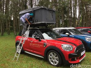 Asyik, Tiduran Dalam Kemah di Atap Mobil