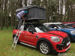 Asyik, Tiduran Dalam Kemah di Atap Mobil