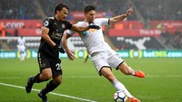 Federico Fernandez mencetak gol bunuh diri saat Swansea City ditaklukkan oleh Leicester City. Skor akhir laga itu 1-2. (Foto: Michael Steele/Getty Images)
