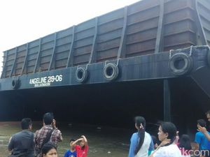 Cuaca Buruk, Kapal Tongkang Ini Terdampar Di Pantai Pungkruk Jepara Cuaca Buruk, Kapal Tongkang Ini Terdampar Di Pantai Pungkruk Jepara