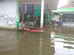 Penyakit Ispa Hingga Diare Mulai Dirasakan Korban Banjir di Porong