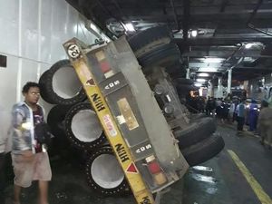 Truk-truk Sempat Terguncang dan Terguling di Kapal Pelabuhan Merak