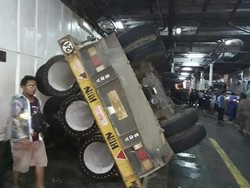 Truk-truk Sempat Terguncang dan Terguling di Kapal Pelabuhan Merak