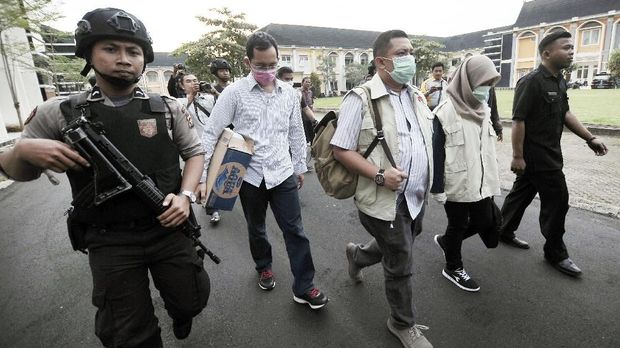 ejumlah petugas KPK membawa berkas yang diduga barang bukti usai penggeledahan Kantor Dinas Pekerjaan Umum dan Perumahan Rakyat (PUPR) Provinsi Jambi di Jambi,