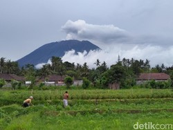 Asap Erupsi Gunung Agung Mulai Didominasi Uap Air