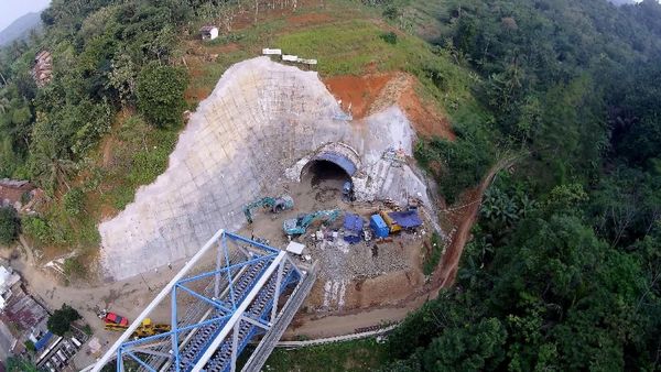 Foto: Yuk, Lihat Proyek Terowongan Double Track Pertama di RI