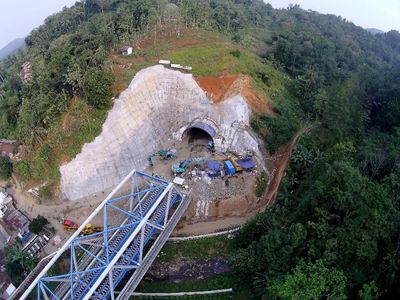 Foto: Yuk, Lihat Proyek Terowongan Double Track Pertama di RI