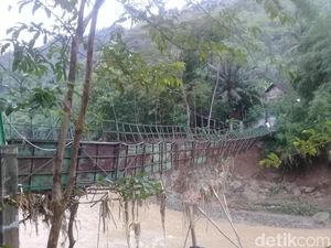 Terisolir, Warga Pacitan Bertaruh Nyawa Seberangi Jembatan Ekstrem