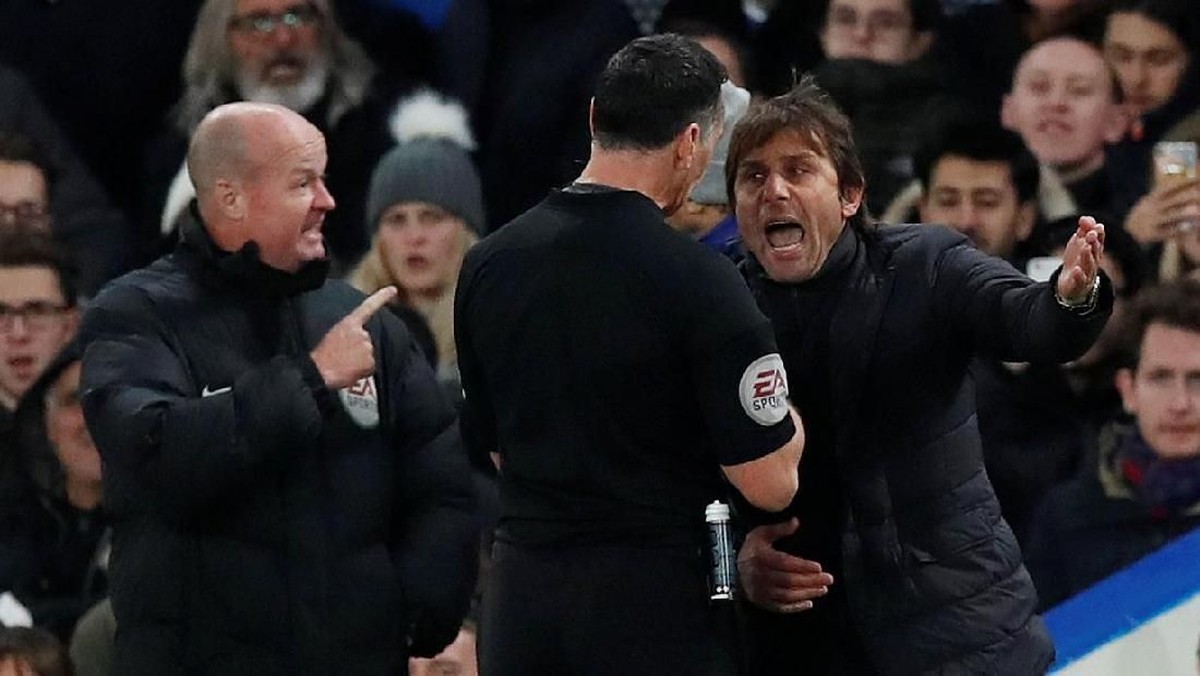Antonio Conte diusir ke tribune penonton oleh wasit Neil Swarbrick (Peter Cziborra/Action Images via Reuters)