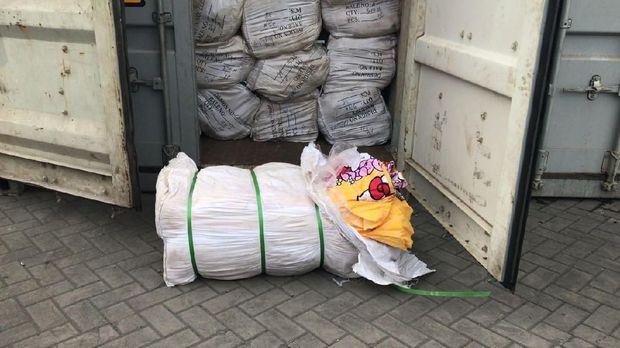 Kain seprai yang ditemukan dari kontainer 