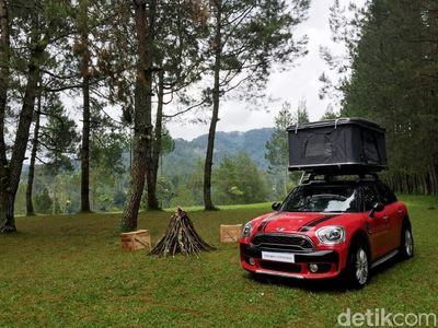 Asyik, Tiduran dalam Kemah di Atap Mobil