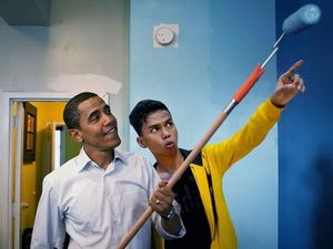 Pria Ini Ajari Obama Ngecat hingga Ada di Pundak Tom Cruise