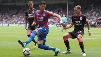 Joel Ward mencetak gol bunuh diri saat Crystal Palace melawan Huddersfield Town. The Eagles kalah 3-0 di laga itu. (Foto: Christopher Lee/Getty Images)