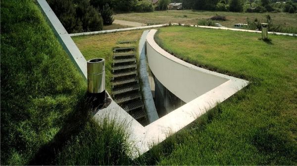 Hati-hati Menginjak Rumput, Bisa Jadi Ada Rumah di Bawahnya