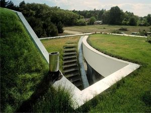 Hati-hati Menginjak Rumput, Bisa Jadi Ada Rumah di Bawahnya