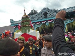 Dua Pasang Gunungan Maulud Surakarta Jadi Rebutan Warga