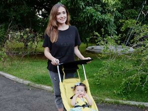 Putrinya Mulai Aktif Bergerak, Yasmine Wildblood Kelelahan Putrinya Mulai Aktif Bergerak, Yasmine Wildblood Kelelahan